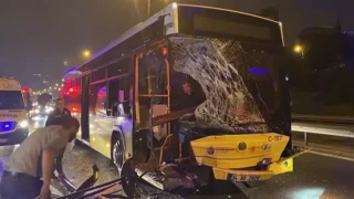 Ataşehir'de İETT otobüsü, emniyet şeridindeki minibüse çarptı: 2 yaralı
