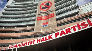CHP Genel Merkezi'ne "Türkiye'de yabancı asker postalı istemiyoruz" yazılı afiş asıldı