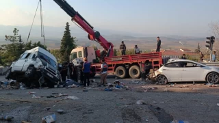 Gaziantep'te bir kamyon, kırmızı ışıkta bekleyen araçlara çarptı: Ölü ve yaralılar var