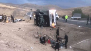 Sivas'ta yolcu otobüsü devrildi: Ölü ve yaralılar var!