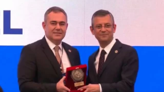 Türk Eczacılar Birliği, Özgür Özel'e ödül verdi