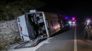 Uşak'ta işçileri taşıyan midibüs ile minibüsün çarpıştığı kazada 28 kişi yaralandı