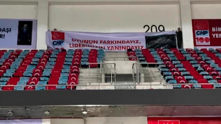 CHP Kurultayı salonuna ”Oyunun farkındayız, liderimizin yanındayız” yazılı pankart asıldı! Kılıçdaroğlu 'kaldırılsın' dedi