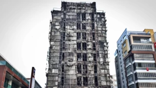 Çıkan yangın 10 katlı binayı küle döndürdü