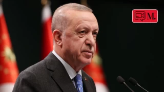 Cumhurbaşkanı Erdoğan, kendisine gelen acil telefon nedeniyle sahneden indi