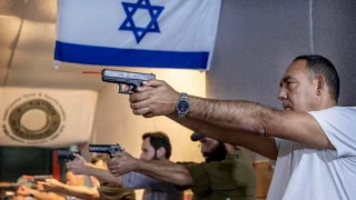 İsrail halkı saldırılar sonrasında silahlanıyor, poligonlar dolup taştı!