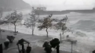 Zonguldak'ta bir gemiyle fırtına nedeniyle irtibat kesildi