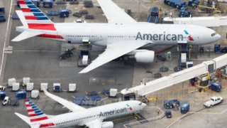 Amerikan Havayolları, yolcudan "Filistin" yazılı kazağı çıkarmasını istedi