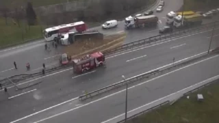 Basın Ekspres Yolu'nda iki kamyon devrildi