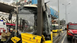 Esenyurt'ta İETT otobüsü yön levhasına çarptı: Yaralılar var