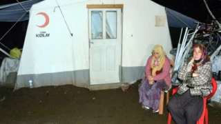 Haluk Levent ve Hasan Can Kaya, çadırda yaşayan depremzede şehit ailesine ev alacaklarını açıkladı