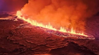 İzlanda'da yine yanardağ patladı