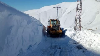 Kar kalınlığı 2 metreyi aştı: Bin 144 yerleşim birimi ulaşıma kapandı