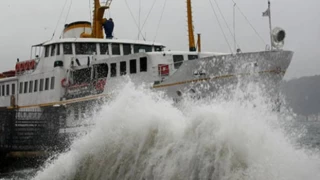 Olumsuz hava koşulları İstanbul ve İzmir'de deniz ulaşımını durdurdu