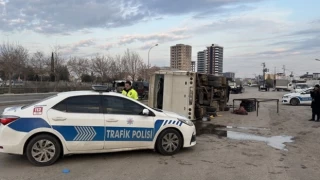 Adana'da tarım işçilerini taşıyan midibüs kaza yaptı: 15 yaralı