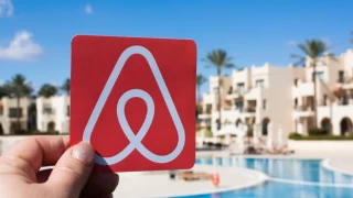 Airbnb ev sahibi, kötü yorum bırakan müşterisinin eşine başka kadınla fotoğraflarını gönderdi