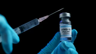Covid-19 aşılarının iki yeni zararlı yan etkisi tespit edildi