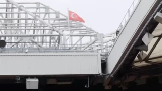 Manchester United stadında Türk bayrağını göndere çekti: 'İlk Türk oyuncumuzun şerefine'