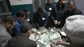 Pakistan seçimlerinde tutuklu eski Başbakan Han destekli bağımsızlar sandıktan birinci çıktı