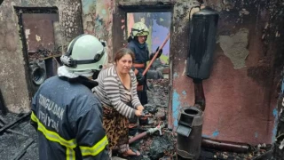 Zonguldak'ta iki katlı evde yangın: Valiliğin dağıttığı yardım kömürünün patladığı iddiası