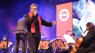 Zülfü Livaneli, DİSK'in 57. Yılı Konseri'nde sahne aldı