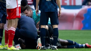 Bayern Münih maçında yıldız oyuncu yere yığıldı: Nefes alamayan futbolcunun hayatını hakem kurtardı