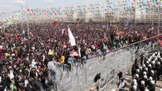 İzmir'de DEM Parti'nin Nevruz kutlamalarında 35 kişi gözaltına alındı