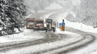 Kars'ta kar yağışıyla 58 köy yolu kapandı, mahsur kalan 15 araç kurtarıldı