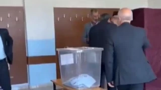 Seçimin ilk kavgası Şanlıurfa'dan geldi: Blok oy kullanmak isteyen bir şahsa itiraz eden avukat darbedildi