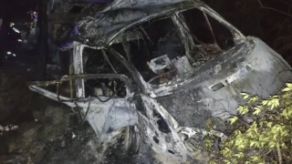 Adana'da minibüs uçuruma devrilip yandı; 3 kişi öldü, 18 kişi yaralandı
