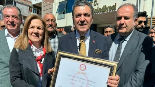 Ardahan Belediye Başkanı CHP'li Faruk Demir mazbatasını teslim aldı