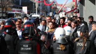 Bakan Yerlikaya: Diyarbakır'dan Adana'ya kadar Van protestolarında 89 kişi gözaltında