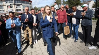 En genç belediye başkanı Zeynep Çelik mazbatasını aldı