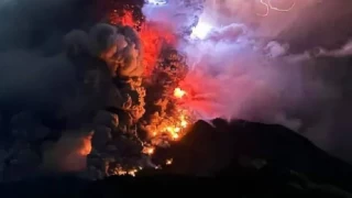 Endonezya'da devasa volkanik patlama: 2 bin kişi tahliye edildi