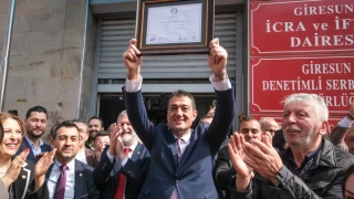 Giresun Belediye Başkanı Fuat Köse, mazbatasını teslim aldı