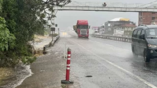 İstanbul'da kuvvetli yağış sürücülere zor anlar yaşattı