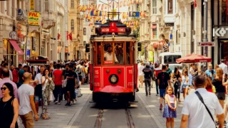 İstiklal Caddesi'nin simgelerinden nostaljik tramvaylar yerini bataryalı tramvaylara bırakıyor