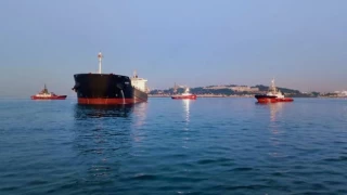 İstanbul Boğazı'nda yük gemisi karaya oturdu, trafik askıya alındı