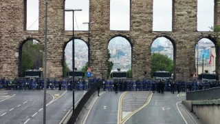 İstanbul'da 1 Mayıs ablukası: Taksim'e yürüyenlere polis müdahalesi!