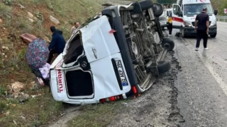 Malatya'da minibüs devrildi: 1'i ağır 12 yaralı
