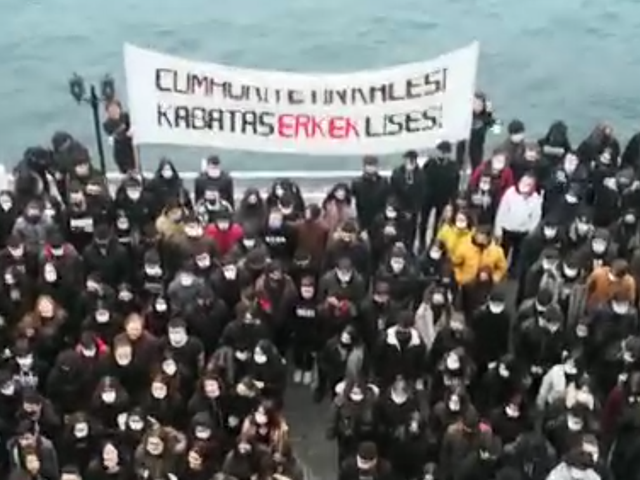 Kabataş Lisesi'nde Atatürk'e çirkin saldırı protesto edildi