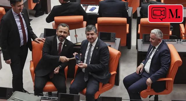 CHP'li vekil Meclis'te çekiçle cep telefonunu kırdı