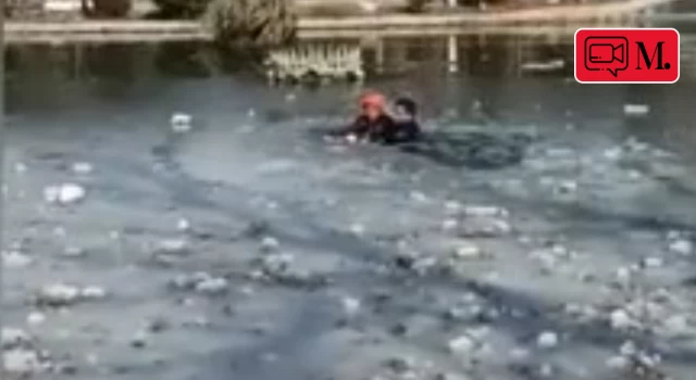 Buz tutan gölete düşen depremzede çocuğu polis kurtardı