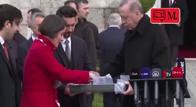 Gazetecilere çikolata ikram eden Erdoğan: Kız, gel gel, bunu her yerde bulamazsın