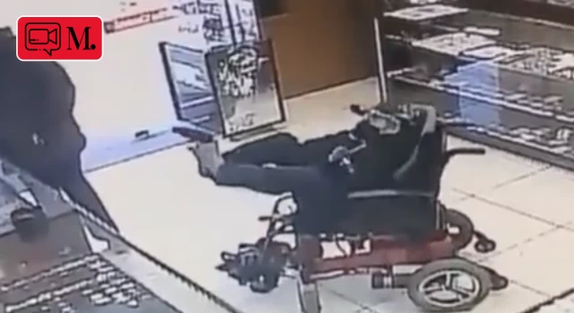 Engelli bir kişi, ayaklarıyla silah çekerek hırsızlık yaptı