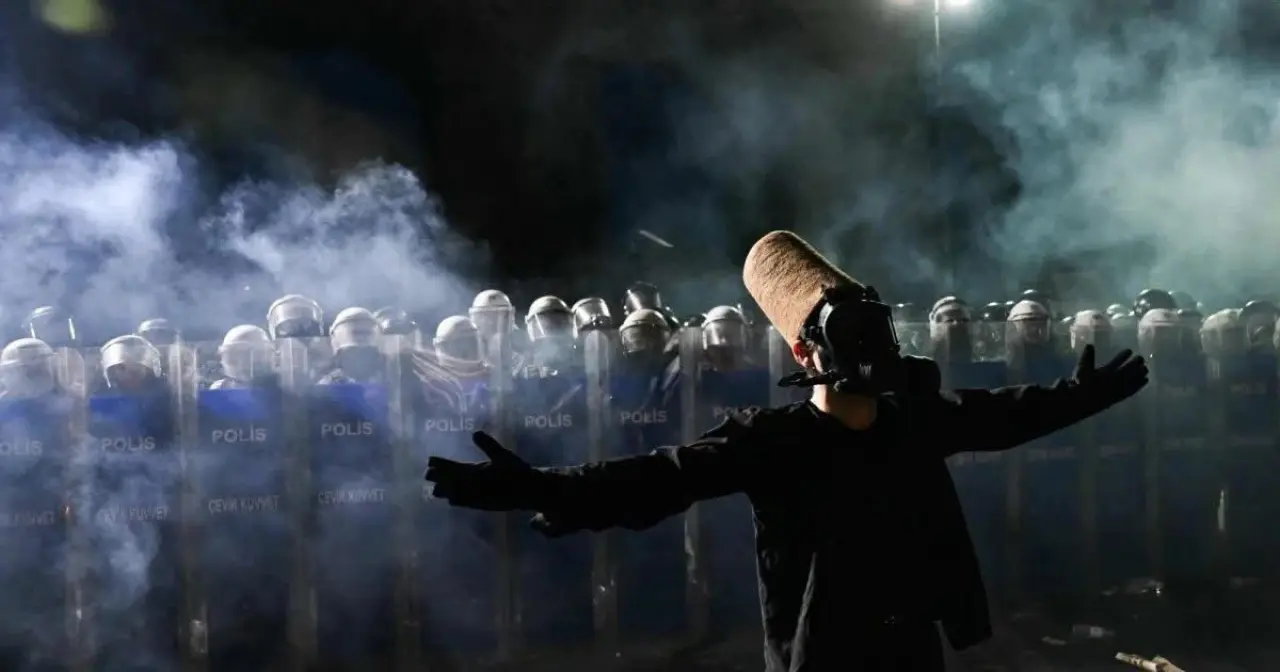 Ümit Bektaş’ın objektifinden: 'Saraçhane’de biber gazı yiyen semazen' 2