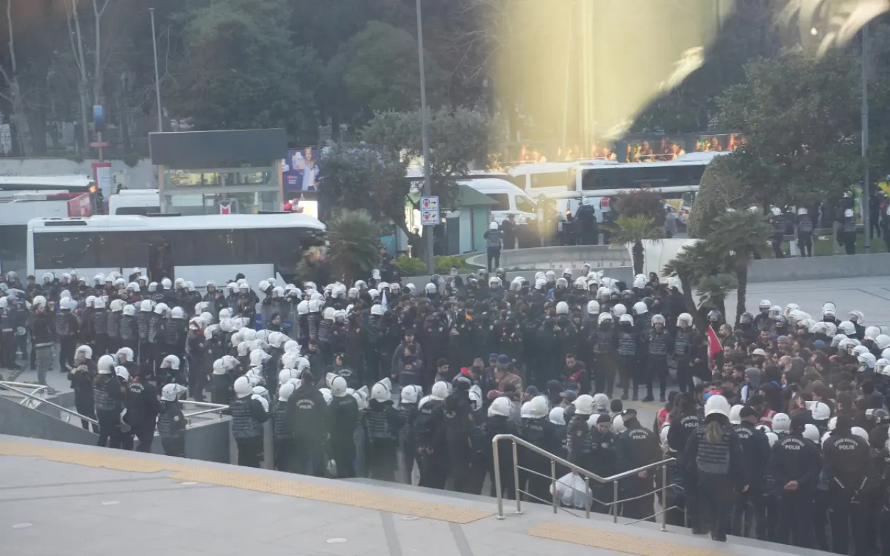 Cevahir AVM önündeki protestoda en az 100 kişi gözaltına alındı 3