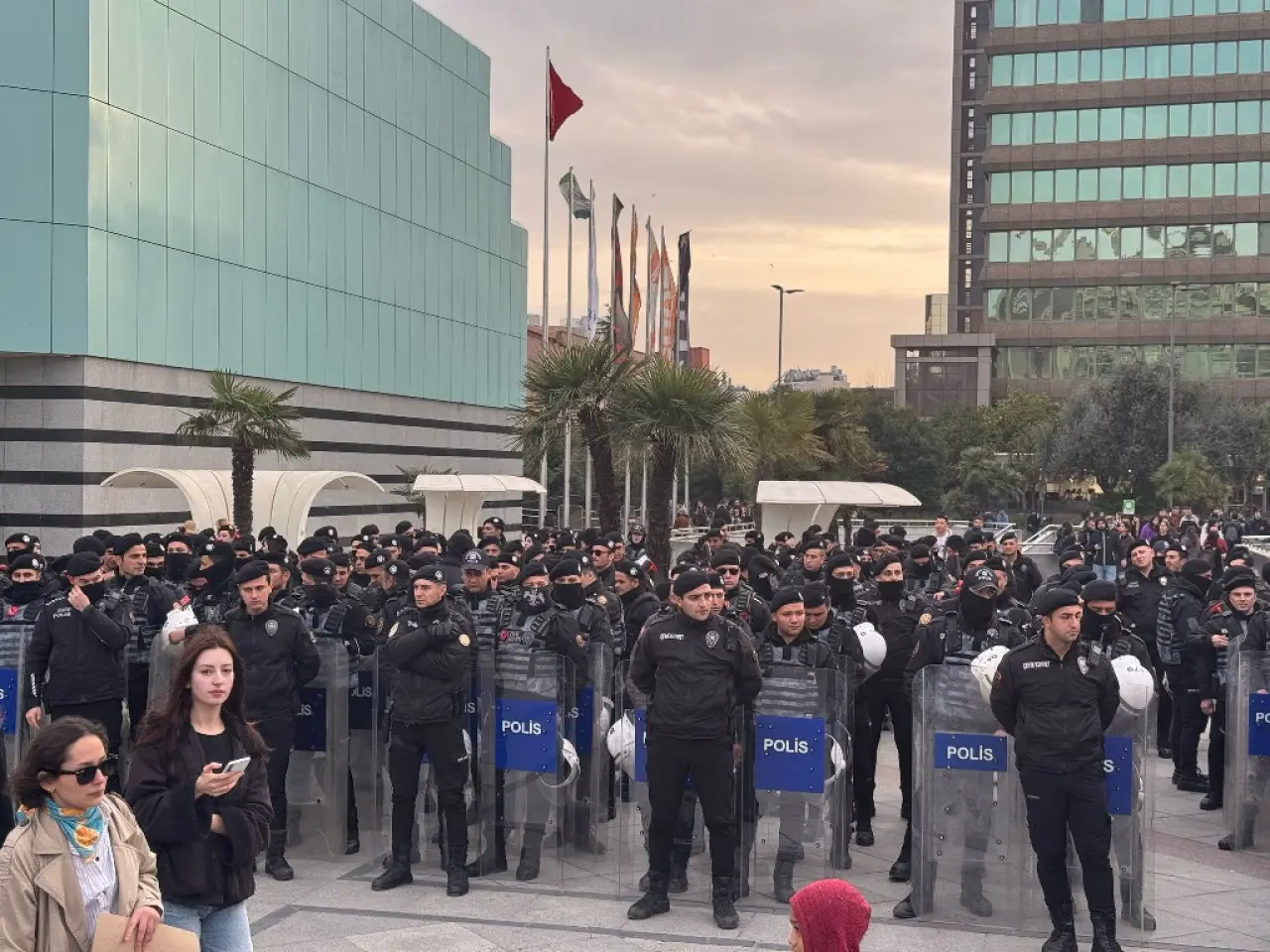 Cevahir AVM önündeki protestoda en az 100 kişi gözaltına alındı 4
