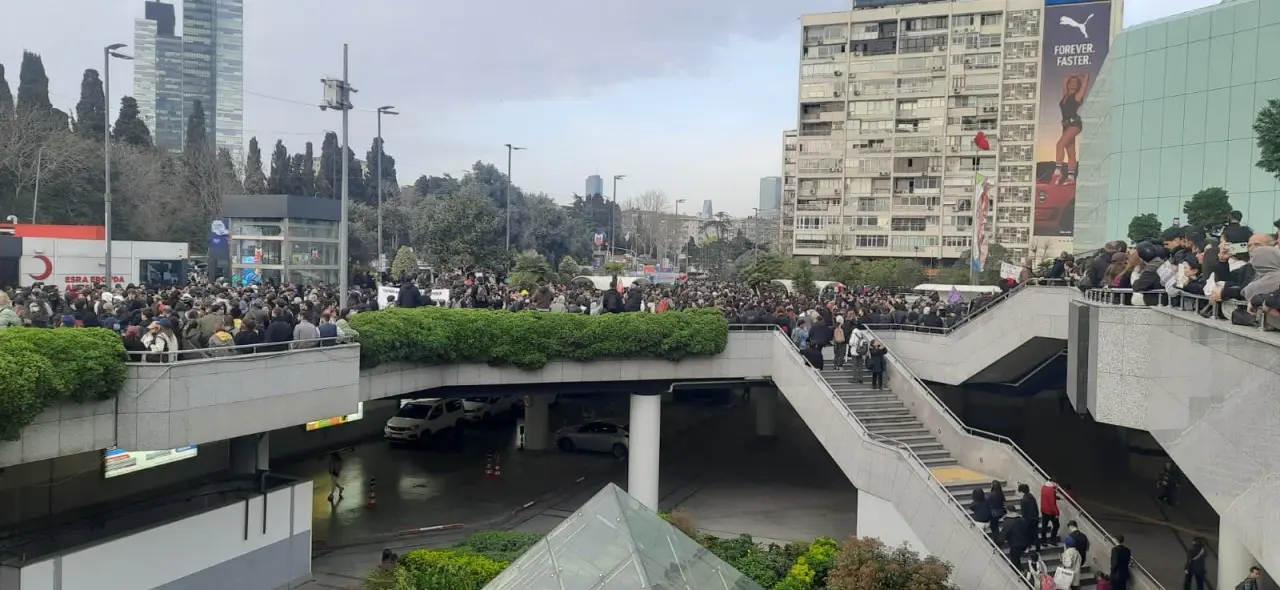 Cevahir AVM önündeki protestoda en az 100 kişi gözaltına alındı 2