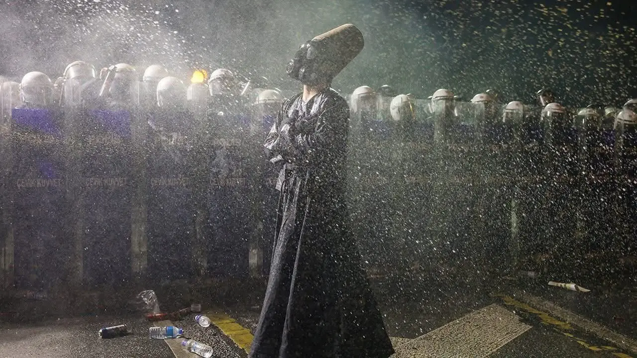 Ümit Bektaş’ın objektifinden: 'Saraçhane’de biber gazı yiyen semazen' 1